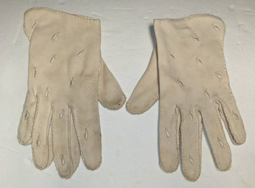 Vintage Ivory Cream Handsewn Shorties Embroidered Leaves Faux Doeskin Gloves